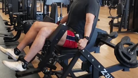 Lever Seated Hip Abduction / Cadeira Abdutora Articulada.