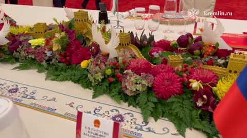 Далее лидеры проследовали в Дом народных собраний,