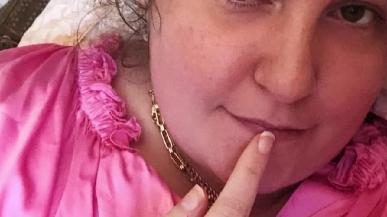 Lena Dunham’s Netflix Series "Too Much" Misses the Mark – Lacks Sharp Satire - WorldEye