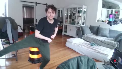 Sharpfart dancing while Naz and Amber (via Chat) go at each other