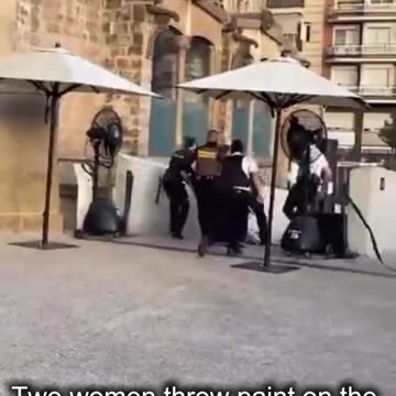 Dos mujeres vandalizan la fachada de la Sagrada Familia