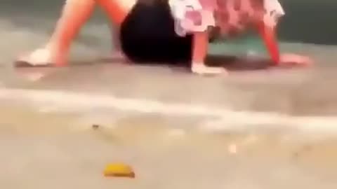 WOMAN FCKS A LIGHT POLE IN PUBLIC