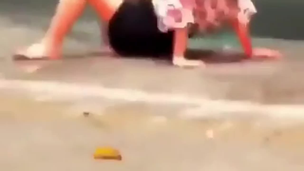 WOMAN FCKS A LIGHT POLE IN PUBLIC