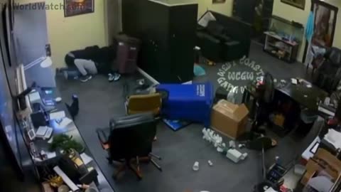 5 Armed Thugs Try To Rob A Jewelry Store Owner Locked Them In, Killed 2