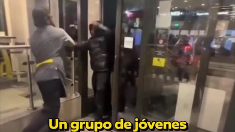Un grupo de jóvenes irrumpen en un McDonald’s de Londres y agreden a un empleado