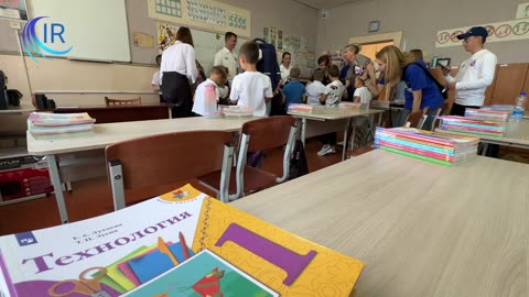 Vie du Donbass - Iougra offre des cartables et des fournitures scolaires aux enfants de Makeïevka