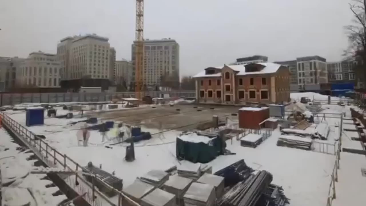 This is what the first movement of the house with the help of rails in Saint-Petersburg looked like.