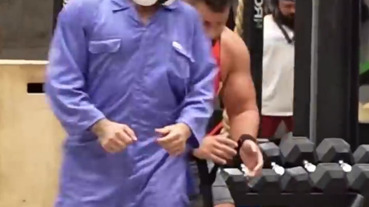 The CLEANER lifted with ONE HAND Gym Prank Power Lifter Vs Body Builder.