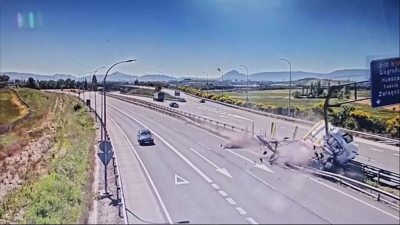 Conductor camion en Pamplona mierde el control salida de vida #volantinitis 💉📡🔬🧲