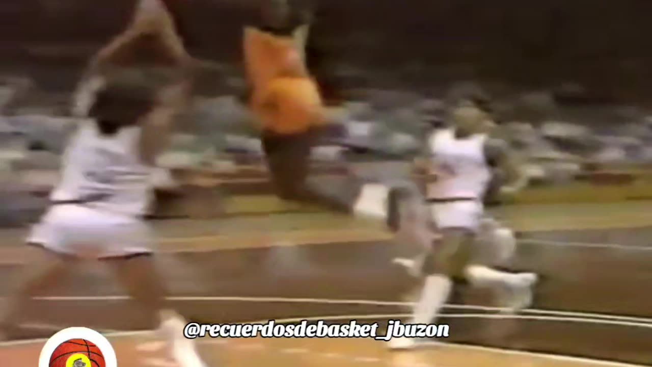 Michael Jordan💪🏀 rompe el tablero en 1985 en una promoción de las Air Jordan!