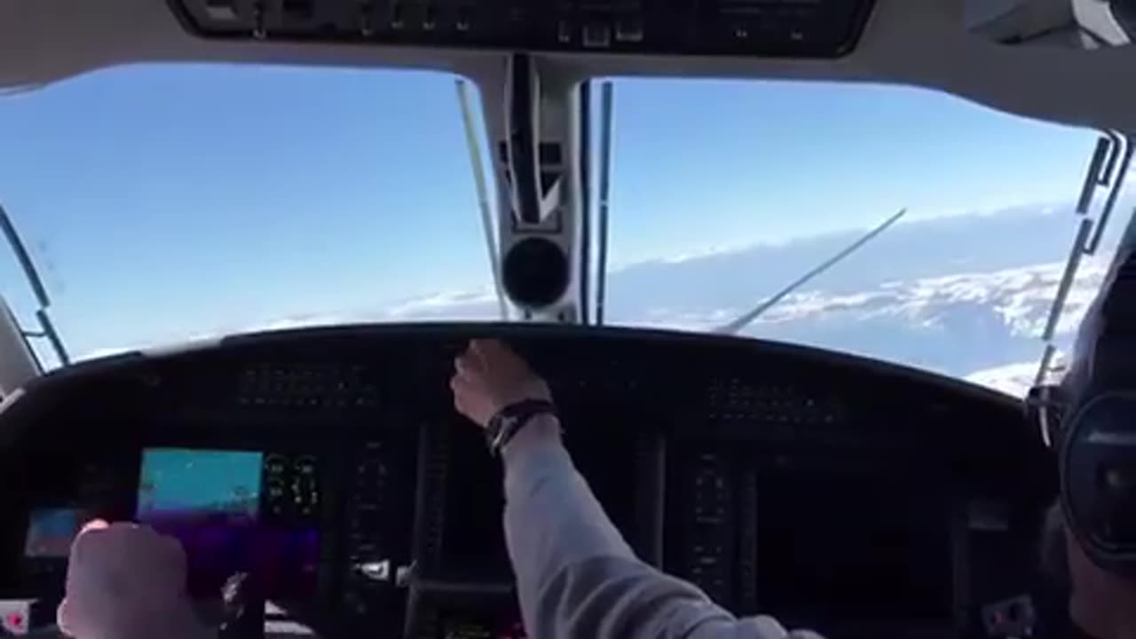 Pilots of the Pilatus PC-12NG facing shutdown engine in flight