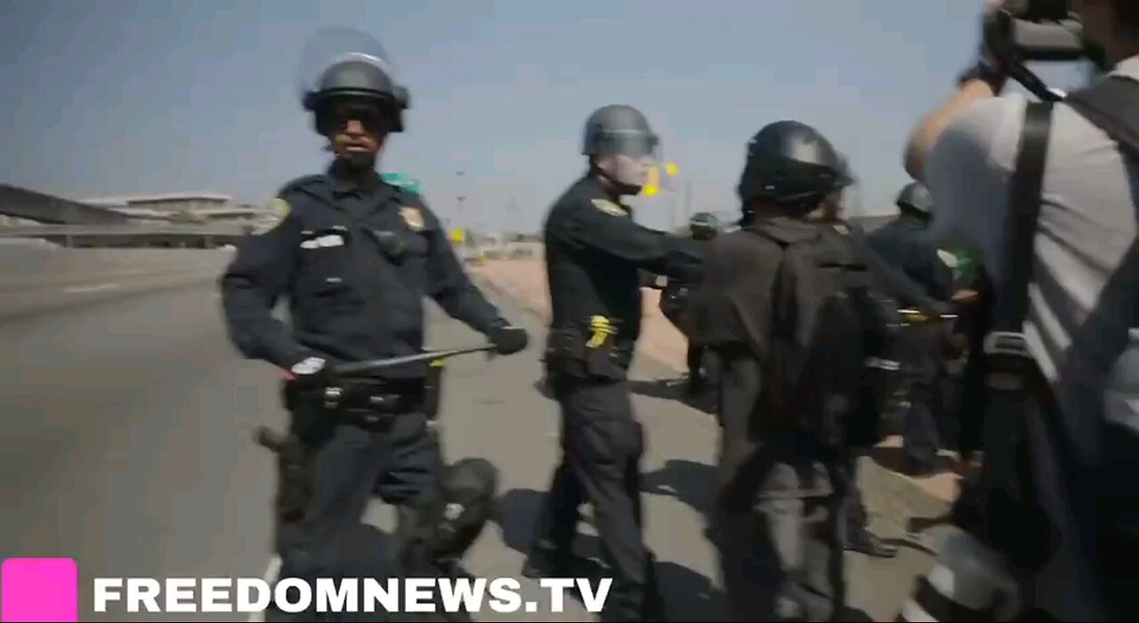 Anti-ICE Protesters briefly block 101 Freeway in Los Angeles before being pushed off by the police