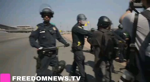 Anti-ICE Protesters briefly block 101 Freeway in Los Angeles before being pushed off by the police
