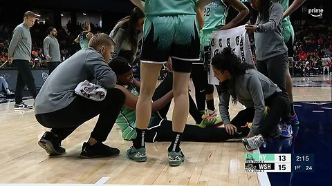 👀 Jonquel Jones INJURED after Kiki Iriafen sticks foot under her | WNBA women's basketball