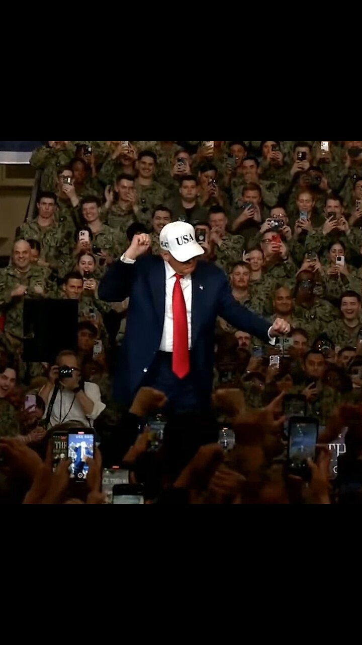 🕺Trump realiza su baile característico frente a militares estadounidenses en Japón