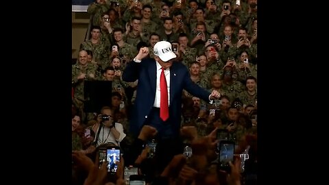 🕺Trump realiza su baile característico frente a militares estadounidenses en Japón