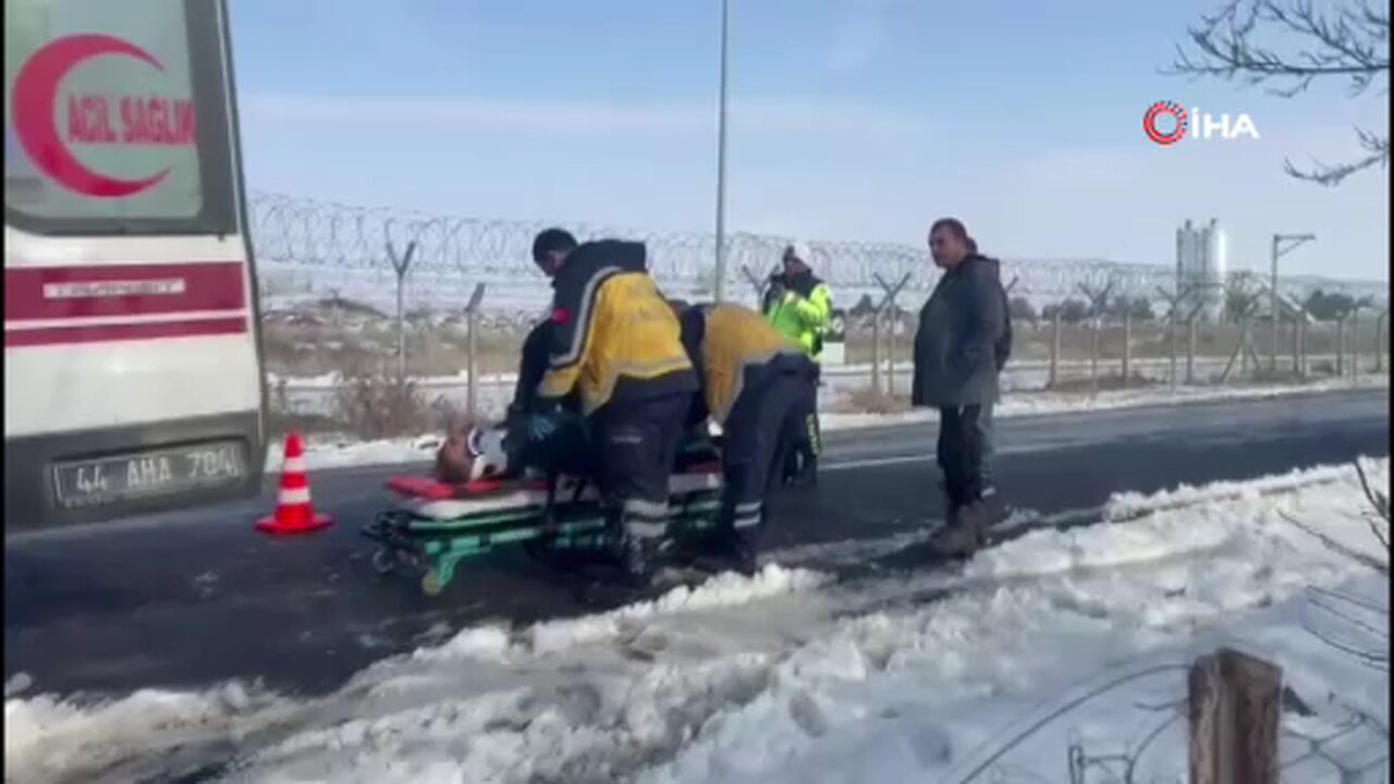 Malatya'da kontrolden çıkan minibüs kayısı bahçesine uçtu