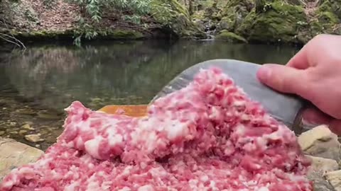 Make burgers on hot rocks in nature 🥩🪵🔥💦🌲