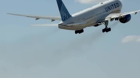 Boeing B777-200 United Airlines takeoff towards Honolulu 🇺🇸