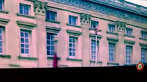 Naked child escapes from Buckingham Palace