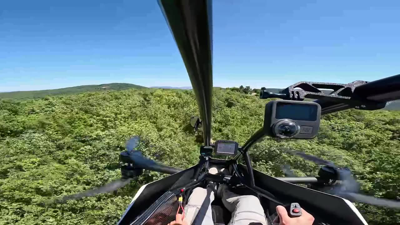 Jetson - Join the cockpit pilot view while exploring the Tuscany countryside