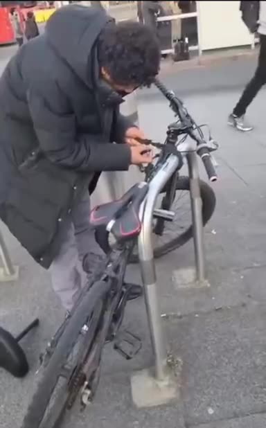 In London, a migrant decided to steal someone else's bike in the middle of the day