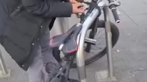 In London, a migrant decided to steal someone else's bike in the middle of the day