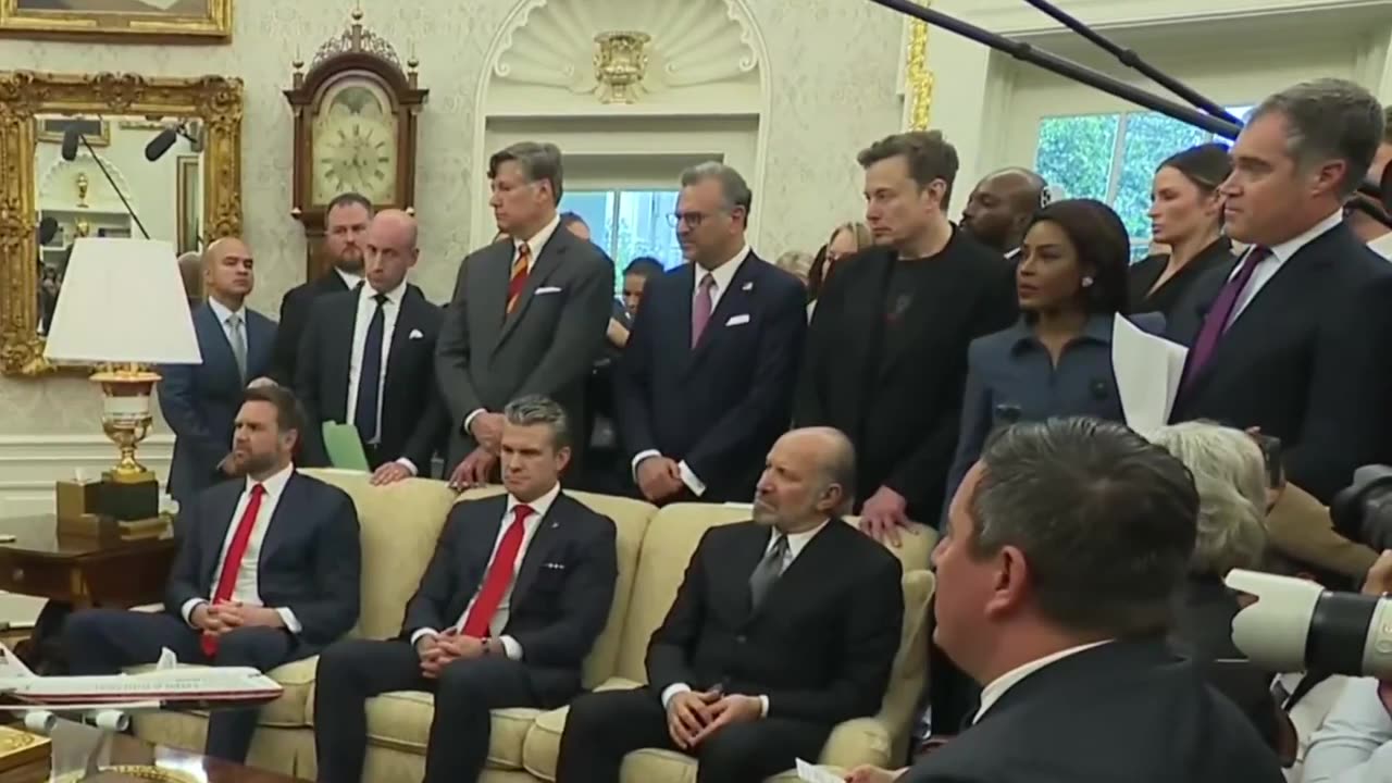 “川普47與世界關係15”白宮，Starlink（星鏈）創辦人馬斯克正直視著南非總統的靈魂，他透露了該國的種族主義法律，即便出生於南非但因“他不是黑人”的這理由，讓他無法在南非運營Starlink