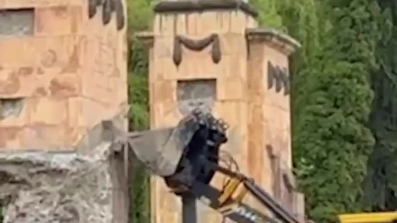 🇺🇦 In Lvov, the he entrance to the Hill of Glory is being dismantled
