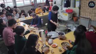 People Travel by Bus for This Legendary Market Kalguksu?! The Crowd Never Stops