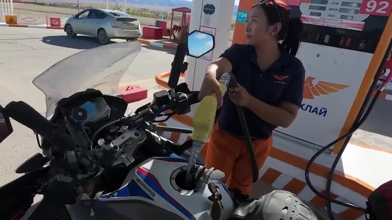 Halal Food on a Mongolian Highway?! Unexpected Culinary Surprise in the Wilderness! 🥘🕌