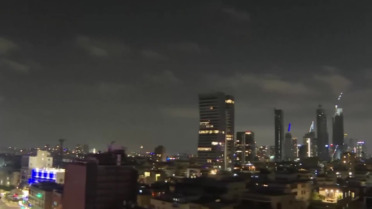 🇮🇱 Israeli interceptor missiles fails in Tel Aviv.