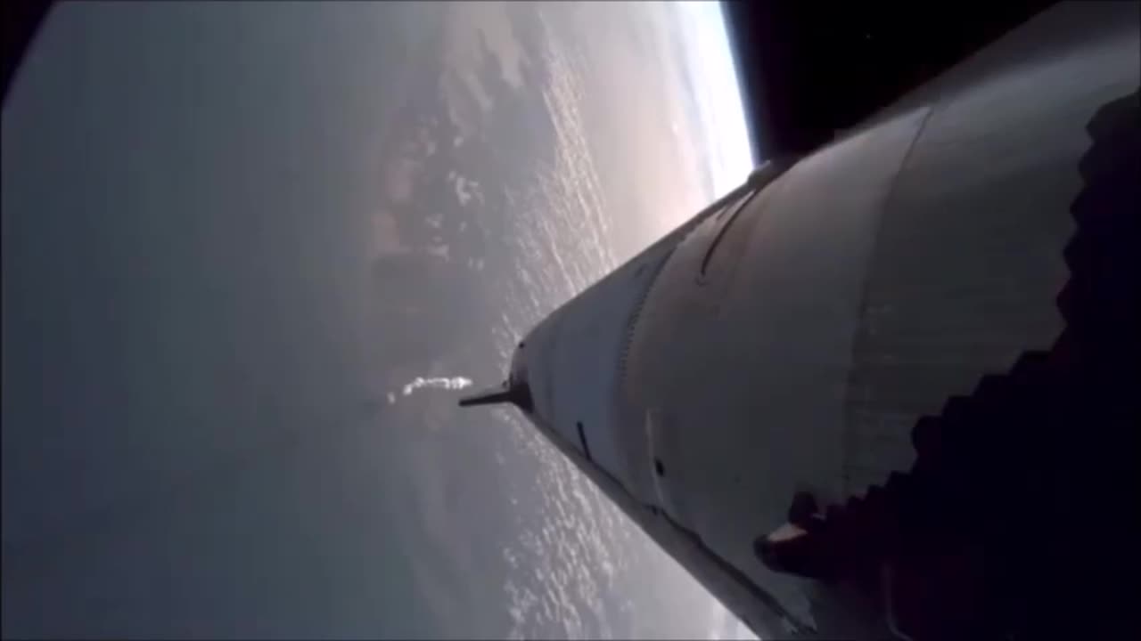 Capture d'un objet cylindrique massif du vol 8 du vaisseau spatial SpaceX