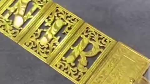 SOUVENIR 1860, A SMALL GOLD BOOK WITH EMERALDS, DIAMONDS AND RUBIES