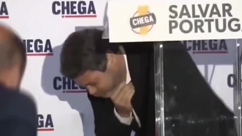 BREAKING: Portugal’s nationalist leader André Ventura collapsed mid-speech after sipping water,