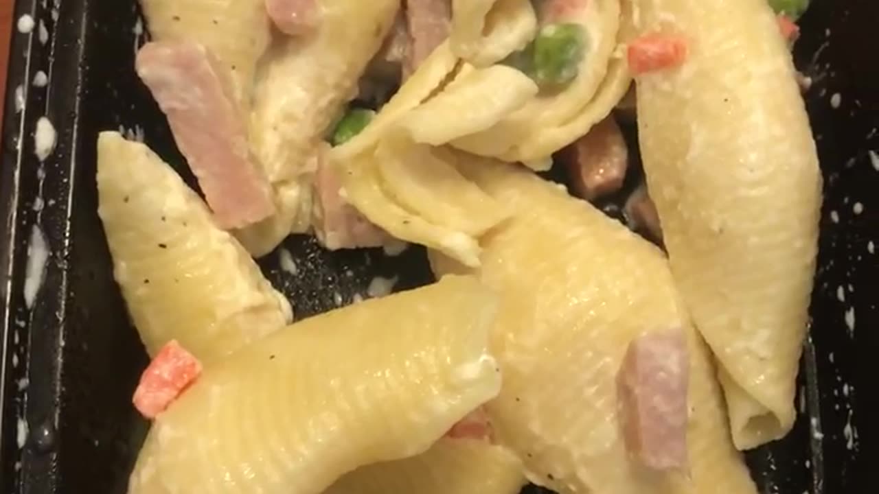 Very Nice Shells With Cut up Ham, Peas and Carrots