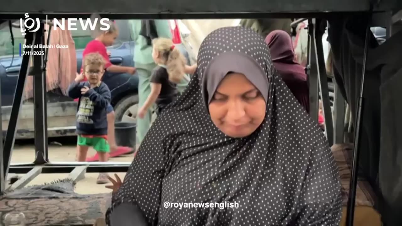 Gaza widow takes shelter with her three children in worn-out bus (1)