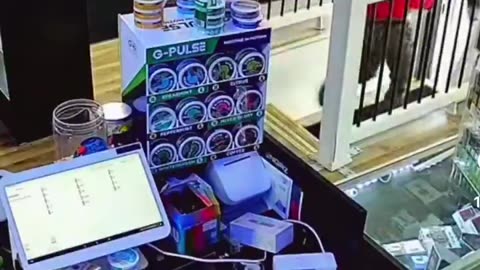 Usual suspect steals $2,500 worth of vapes from a smoke shop.