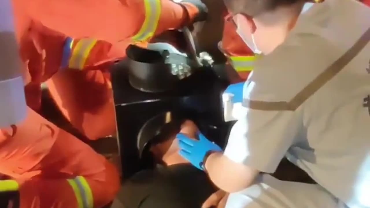 🚨🤯 This Guy's Head Got Stuck in a Traffic Light After a Crash | FeedMyCuriosity