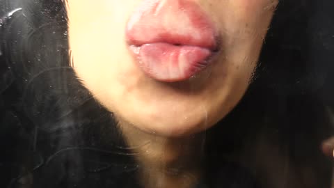 Glasskissing with gloss