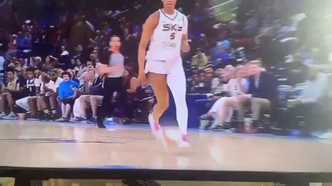 Angel Reese 4 double dribbles, must be nice to have that privilege. WNBA
