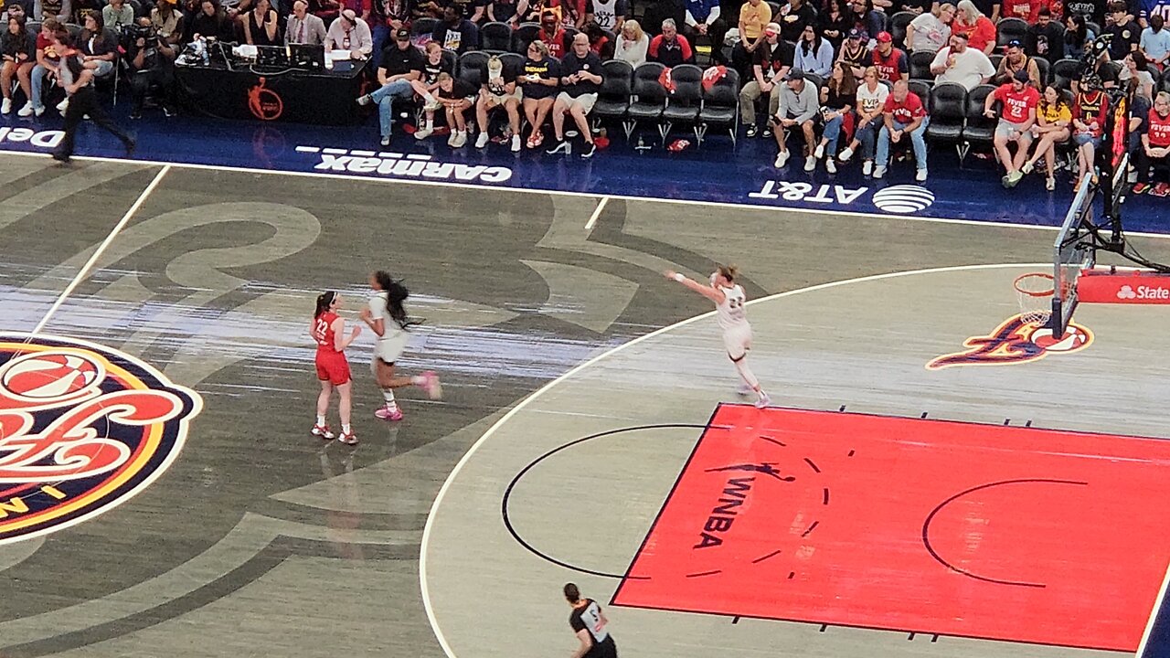 Caitlin Clark drains the Jumper in Vandersloot's face!