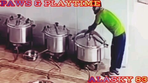 STRONG IMAGES A BOILER WITH BOILING WATER EXPLODES IN A MAN'S FACE