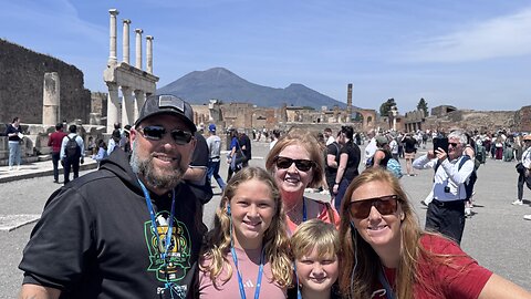 Exploring Pompeii’s Lost City & Climbing Vesuvius!!