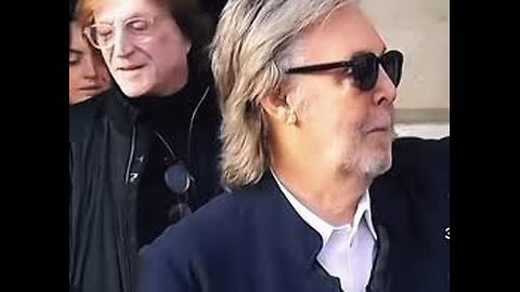 IS THAT JOHN STANDING BEHIND PAUL ?