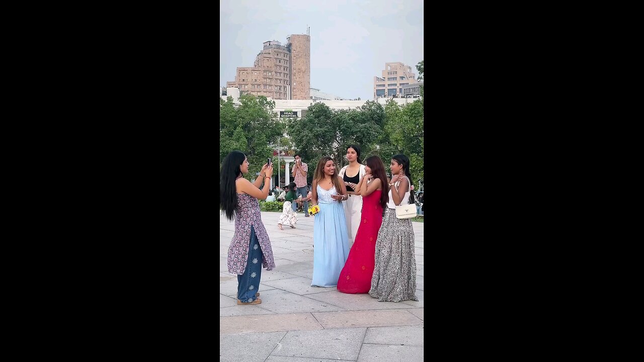 सौ रुपए का एक गुलाब है