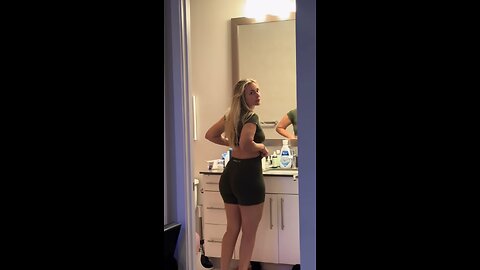 HOT BLONDE GIRL SEXY AND THICC SHAKING IT