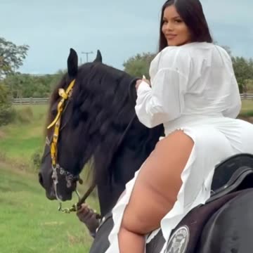Femme monté sur un cheval 🐴🐴🐴🐴🐴🐎🐎🐎🐎🐎