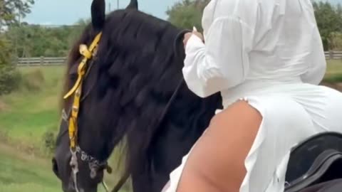 Femme monté sur un cheval 🐴🐴🐴🐴🐴🐎🐎🐎🐎🐎
