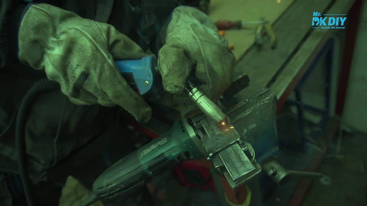 DIY Reciprocating Jigsaw from Cordless Angle Grinder | Tool Adapter Hack